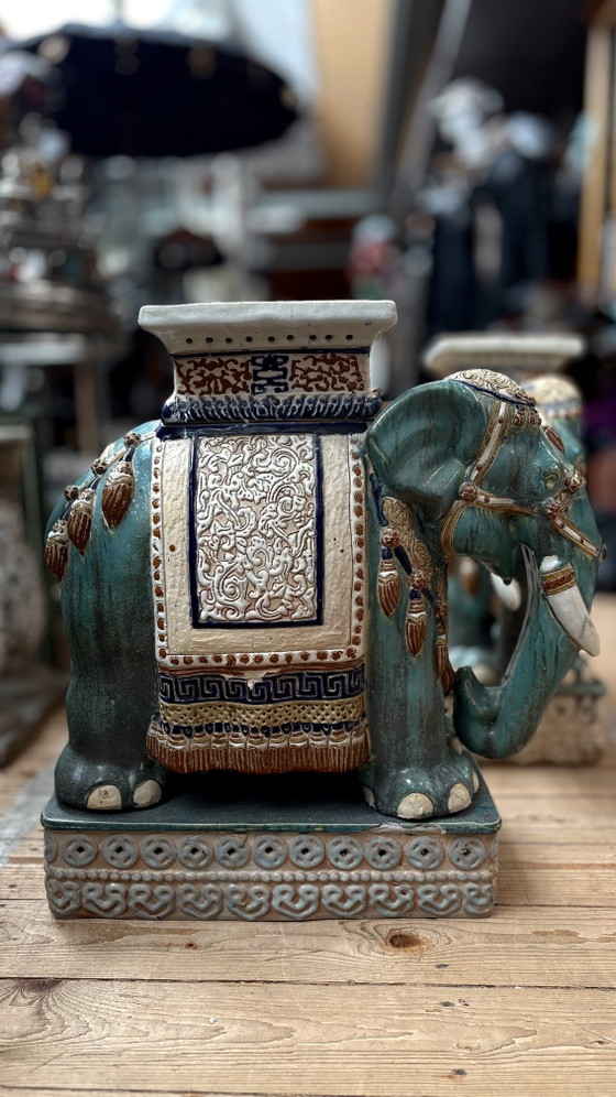 Paire de grands sièges de jardin en céramique émaillée chinoise en forme d'éléphant – Tables d'appoint (photo 8 of 12)