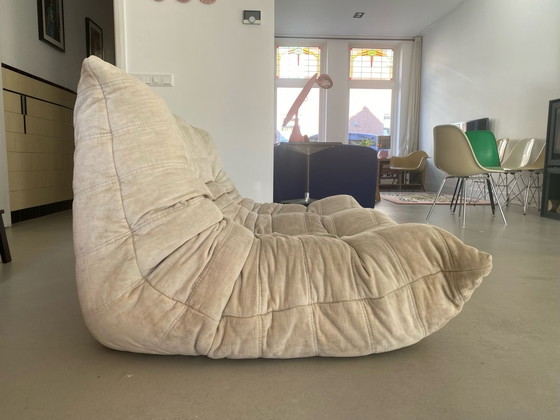 Image 1 of Divano vintage Togo a 2 posti in velluto beige Ligne Roset.