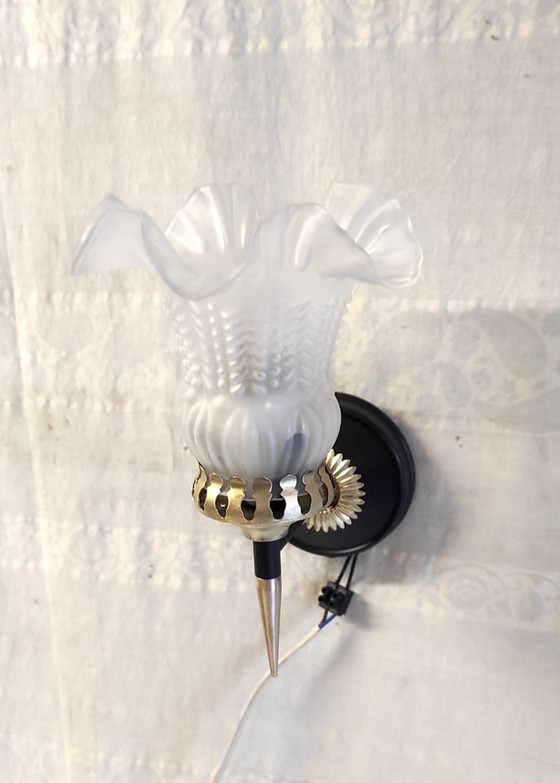 Image 1 of Applique Art Déco in ottone con paralume in vetro - metà del XX secolo