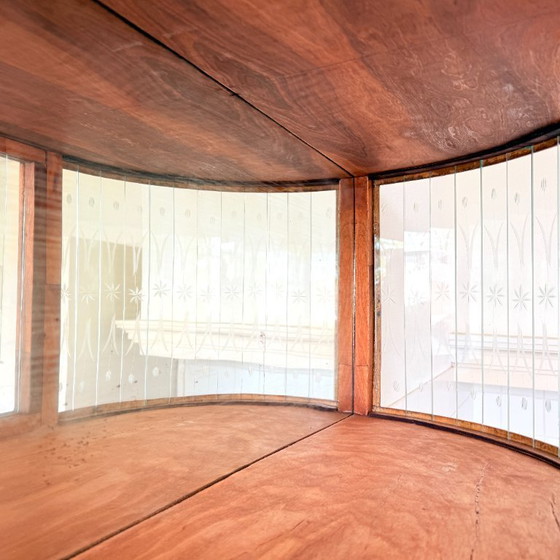 Image 1 of Art-deco stijl hangvitrine met bloemgravure