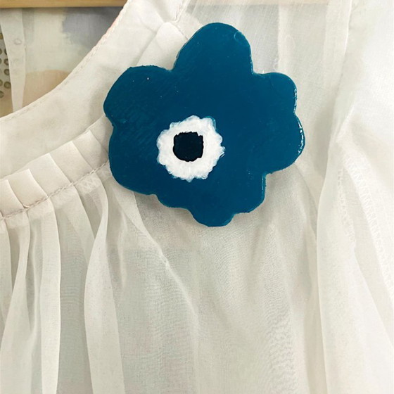 Image 1 of Spilla a mano in legno stile fiore Marimekko