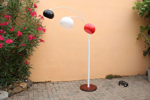 Postmoderne Bogenlampe im Memphis-Stil der 80er Jahre