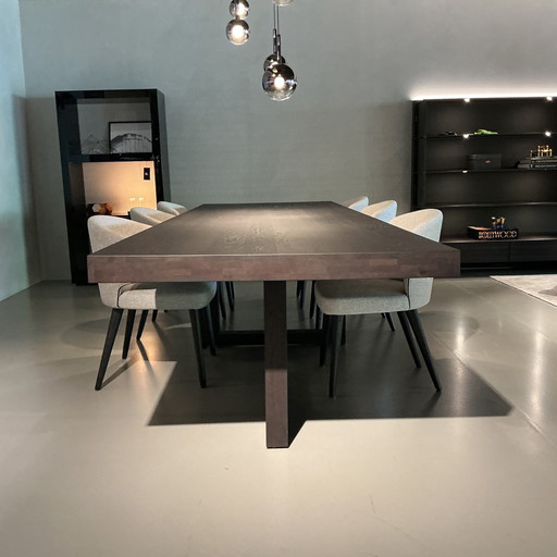 Frank dining table
