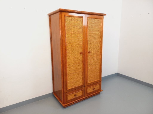 Armadio vintage Maugrion in rattan intrecciato e legno per Roche-Bobois, risalente agli anni '70.