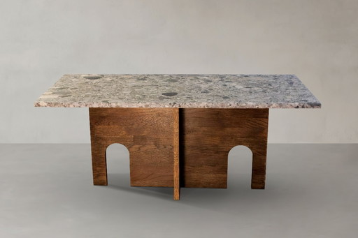 Salontafel Recta Breccia Alba, gemaakt van natuursteen en massief eikenhout.