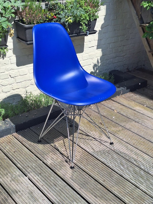 Vitra Plastic Side Chair DSR, Charles Eames