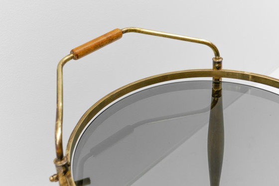 Image 1 of Carrito de servicio Regency de mediados de siglo en vidrio ahumado y madera, década de 1960