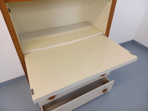 Image 1 of Secrétaire meuble de rangement vintage en bois de chêne et mélaminé blanc écru des années 70