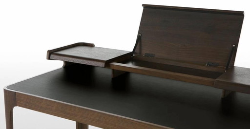 Der Schreibtisch Zeke wurde von Simon Pengelly entworfen.