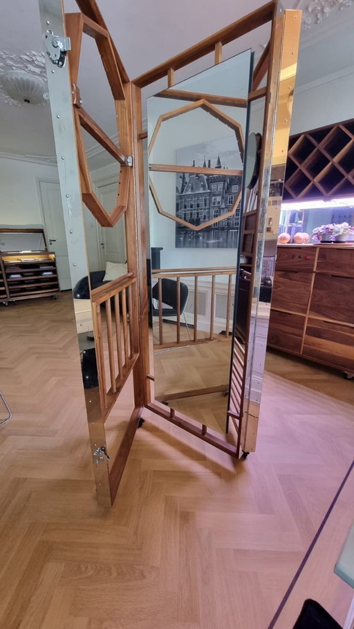 Stoffen kleedkamer in massief walnotenhout met spiegelend roestvrij staal en leren details