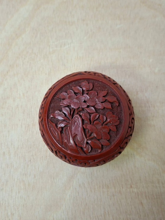 Image 1 of Tasse à encre rouge de Chine avec des fleurs sculptées à la main - vers 1940