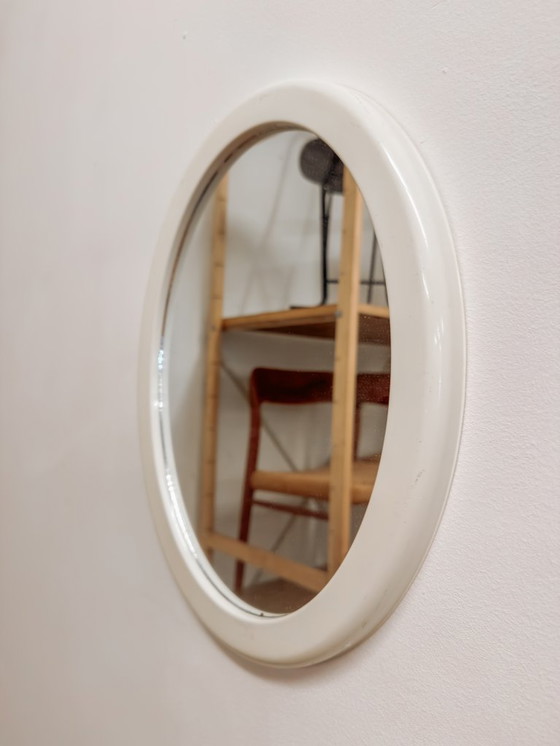 Image 1 of Specchio ovale vintage in plastica bianca