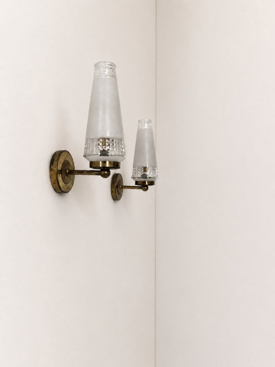 Image 1 of Een paar vintage wandlampen van glas en messing, Frankrijk, 1960.