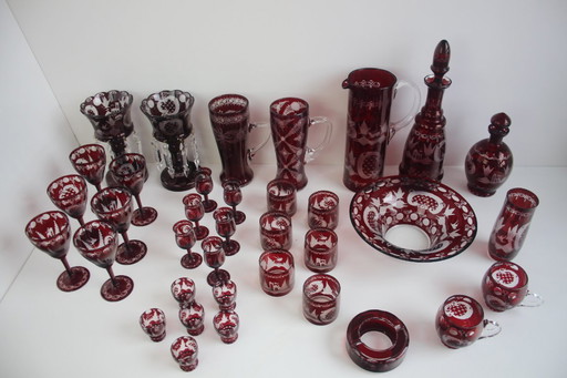 Ensemble antique de 36 pièces de verre artistique taillé rouge rubis, Egermann, années 1950.