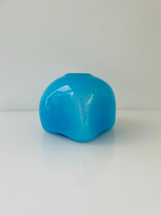 Image 1 of Vase en verre soufflé à la bouche, de forme cubique bleue