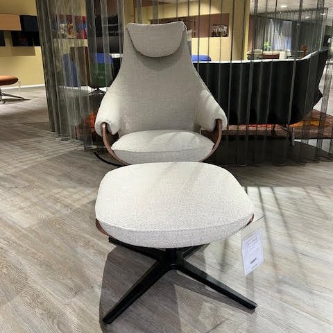 Image 1 of Sillón Leolux color crema con otomana