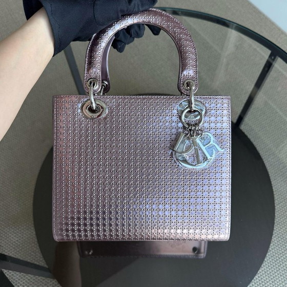 Image 1 of DIOR LADY MEDIUM - MICRO-CANNAGE METALLIC ROZE ZILVEREN BESLAG
