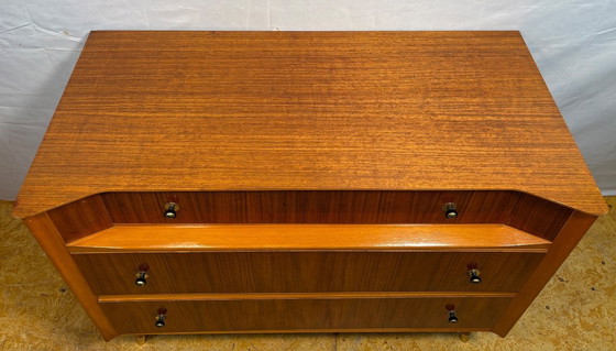 Image 1 of Commode rétro en teck style milieu du siècle par Austinsuite, circa 1960. Design danois, qualité britannique.