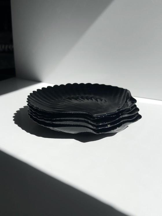 Image 1 of 5 piatti in vetro Arcoroc a forma di conchiglia, neri, stile vintage anni '80, ciotole da dessert Art Deco Revival