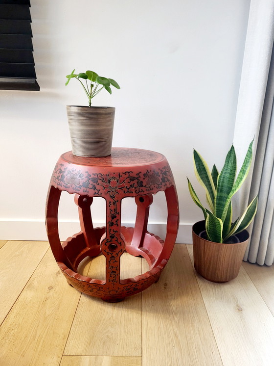 Image 1 of Chinees Houten Krukje of Bijzettafeltje, Laqué Rode Kleur, Versierd Floraal Decor