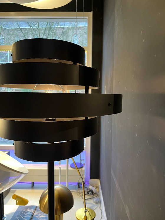 Image 1 of 1 lampadaire à 5 anneaux