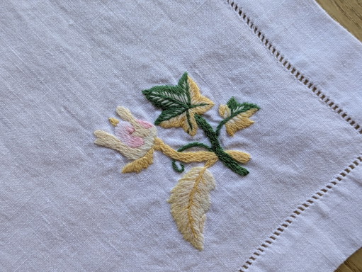 Servizio da tavola Valombreuse Paris Haute Couture, con motivo rosa antico, giallo e verde.