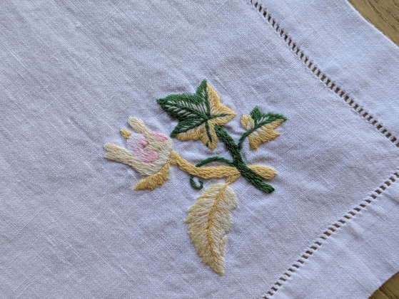 Image 1 of Servizio da tavola Valombreuse Paris Haute Couture, con motivo rosa antico, giallo e verde.