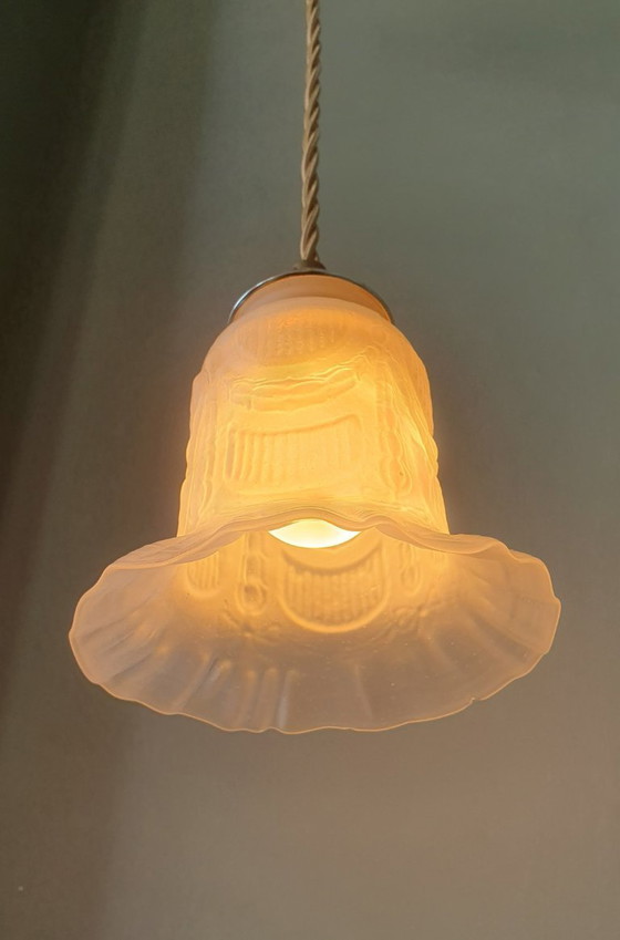Image 1 of Suspension en verre antique. Forme florale en verre dépoli.