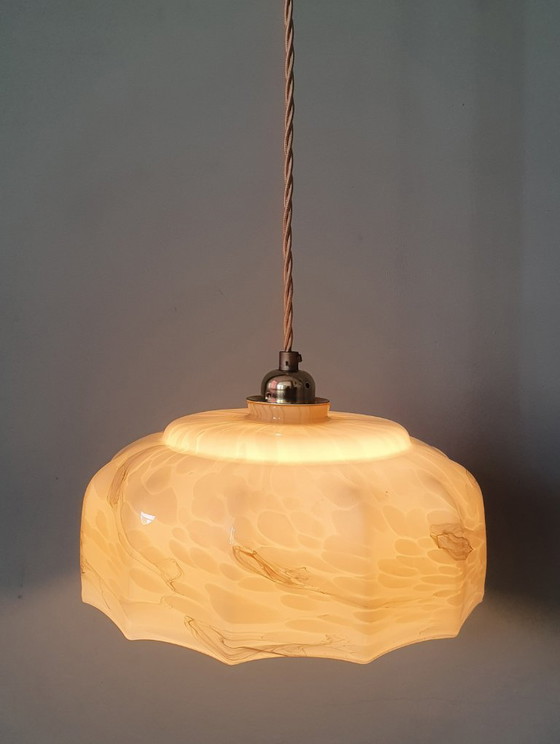 Image 1 of Grande lampada a sospensione vintage in vetro opalino in stile Art Déco.