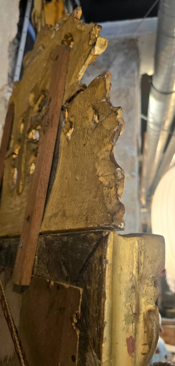 Image 1 of Regency period mirror with a carved and gilded wooden pediment – ​​18th century