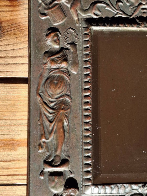 Miroir cadre en laiton repoussé vers 1900, glace biseautée, rare, Métal, Marron, Classicisme (photo 4 sur 11)