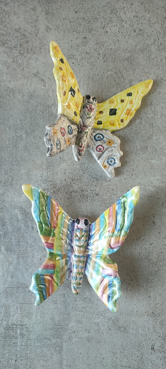 Image 1 of Ein Paar signierte Keramikschmetterlinge.