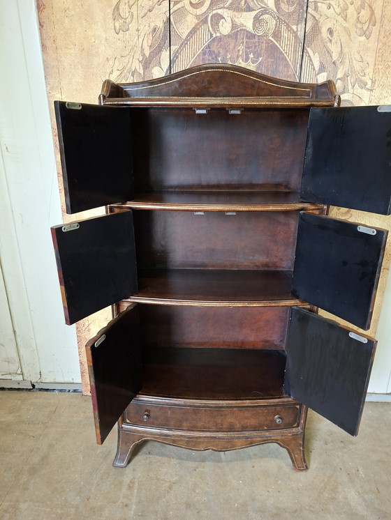 Image 1 of Unieke lederen kast uitstraling boekenkast met 6 deurtjes.

Afm. 65x28cm en 122cm hoog