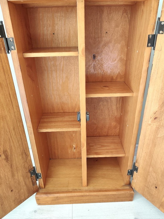 Image 1 of Pequeño mueble de madera estilo armario con cajones falsos