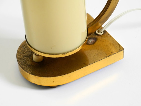 Image 1 of Lampe de table en laiton des années 1940, rare et magnifique, avec abat-jour en verre opale.