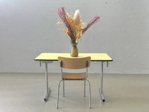 Gelber Innovativer Kelko Klapptisch