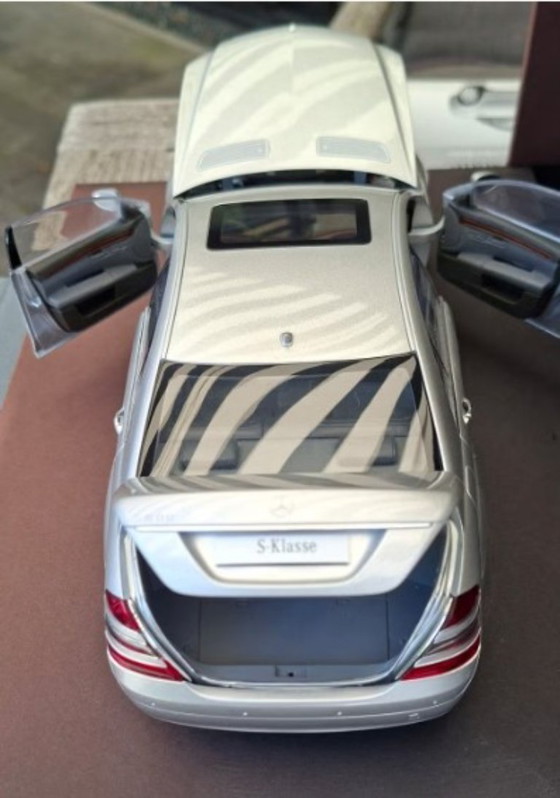 Image 1 of Mercedes-Benz S-Klasse (W221) 1:18 AUTOart Händler-Einführungsbox