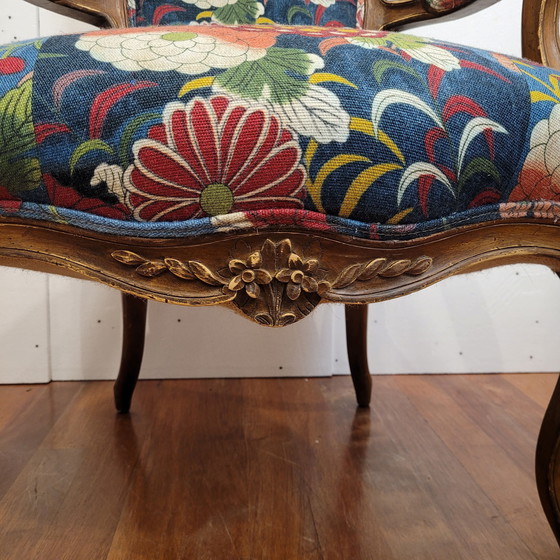 Image 1 of Sillón en Madera de Nogal Tallada, Tapizado Pierre Frey, Estilo Luis XV, pp. s. XX – Francia