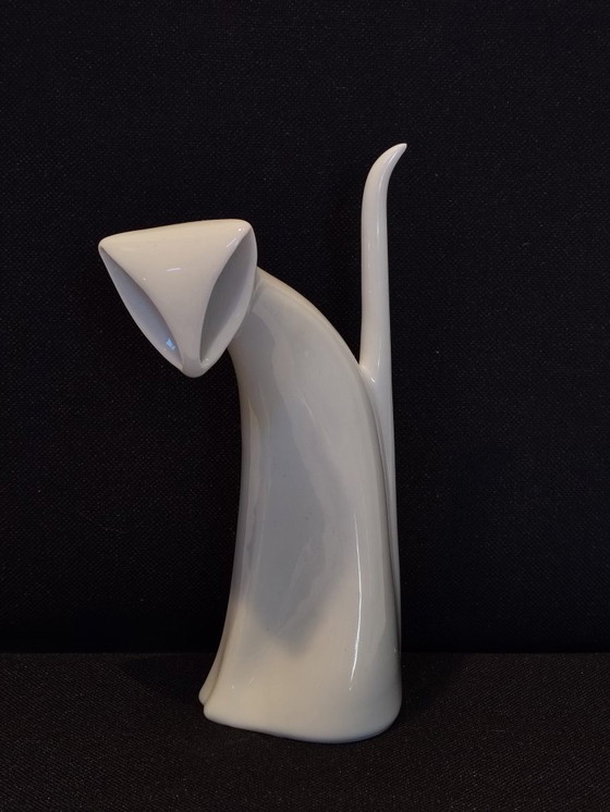 Image 1 of Gestileerd porseleinen beeldje van "Zittende kat", ontwerp Jaroslav Jezek 1963, uitvoering Royal Dux, Bohemen