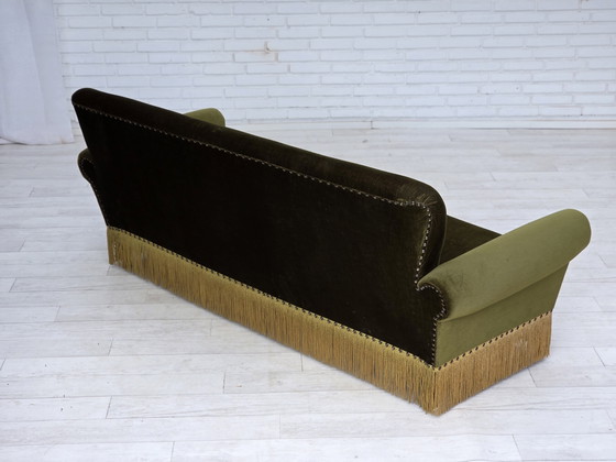 Image 1 of Sofá danés de tres plazas, años 70, terciopelo verde, patas de madera de fresno.