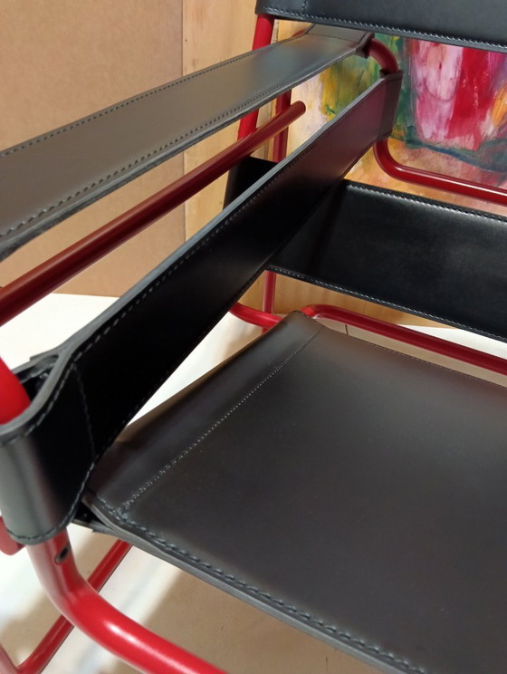 Image 1 of Bolso Knoll Wassily B3 rojo mate, nuevo-usado, en piel negra, de Marcel Breuer.