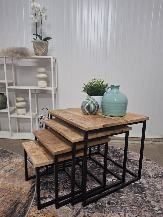 Image 1 of Ensemble de 4 tables basses en bois de manguier et métal, neuves