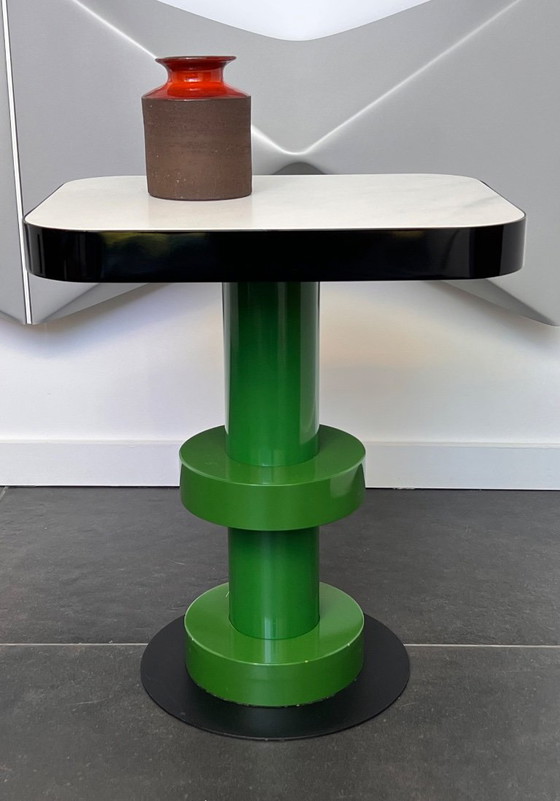 Mesa de centro de estilo Memphis, diseñada por Ettore Sottsass después del año 2000. – Mesas de centro, Metal (photo 3 of 9)