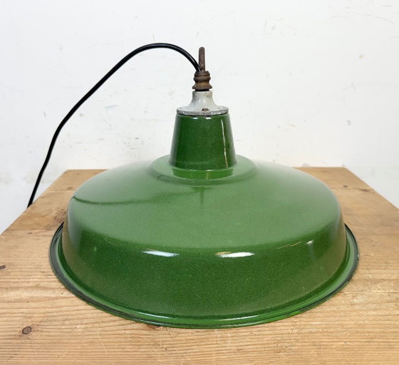 Image 1 of Industriële groene emaille fabriekshanglamp, jaren 60