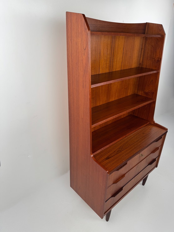 Image 1 of Deense teakhouten boekenkast met uitschuifbaar bureau – elegante werkplek in mid-century stijl