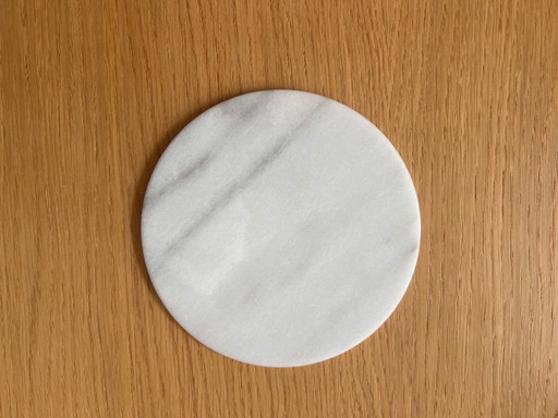 Juego de 3 candelabros de mármol sobre una bandeja