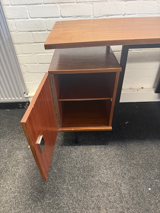 Image 1 of Bureau vintage design milieu du siècle, placage teck années 1960