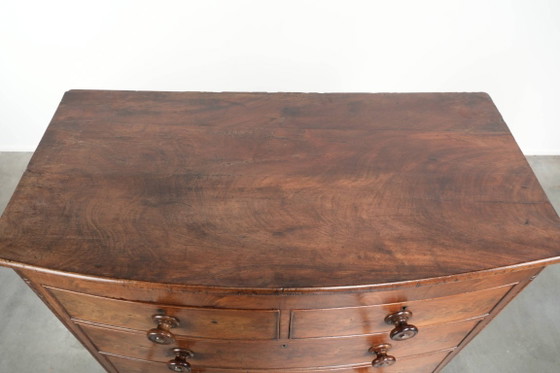 Image 1 of Grote antieke 19e eeuwse Engelse bow front ladekast/ commode met sierlijke details