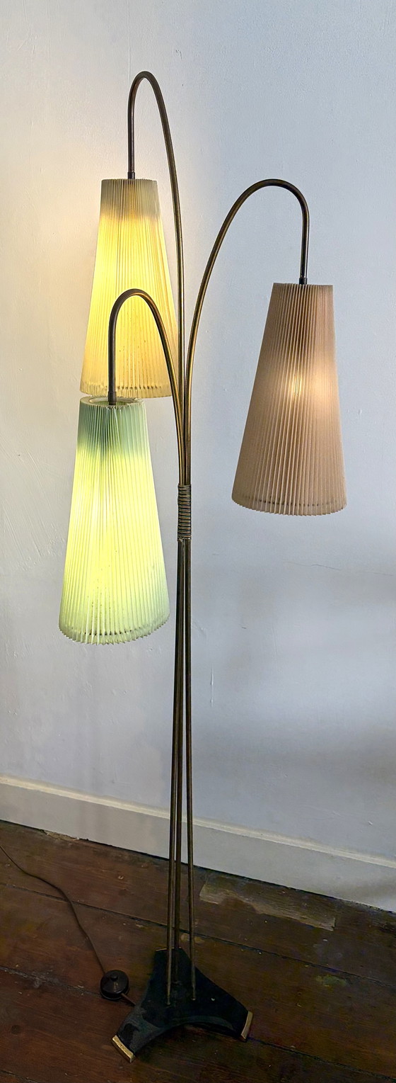 Image 1 of Stehlampe aus den 1950er Jahren, Messing, mit 3 pastellfarbenen Plissee-Schirmen