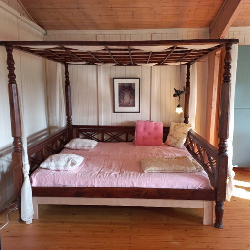 Letto Auping con struttura Kampong e lampada